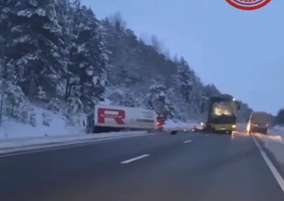 Uz Ventspils šosejas autobusa un kravas automašīnas sadursmē cietuši seši cilvēki