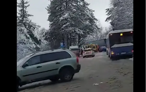 Дорога заблокирована: на Яунциема гатве авария с участием грузовика, застрял автобус (ВИДЕО)