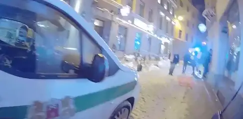 В Вецриге, выброшенный в окно ящик, травмировал женщину