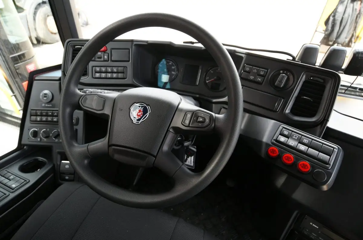 Скользко? Ночью в кювет съехал пассажирский автобус