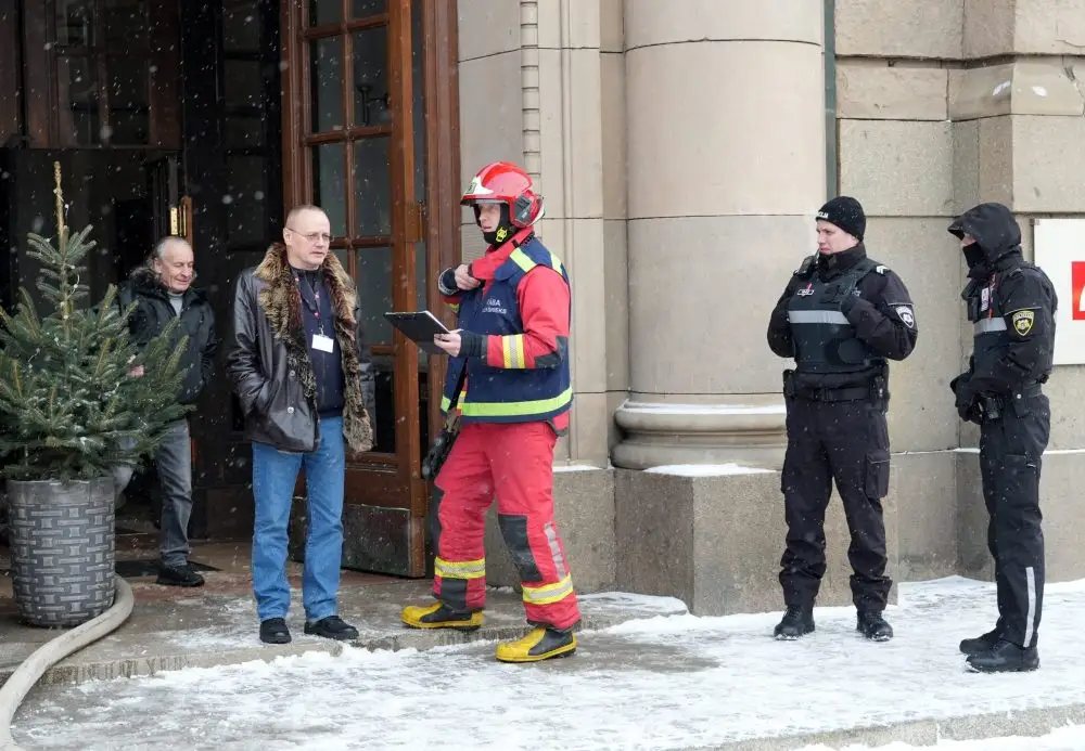 Пожар в здании Латвийского радио локализован: некоторым сотрудникам разрешили вернуться (ФОТО)