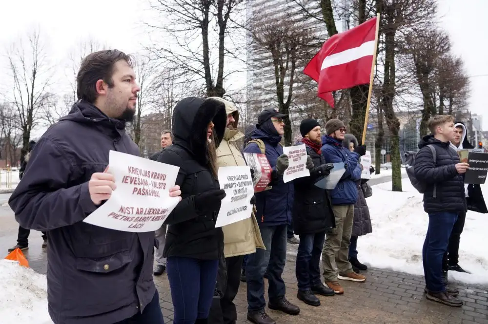 Pie valdības ēkas ap 30 cilvēkiem protestē pret Krievijas preču ievešanu