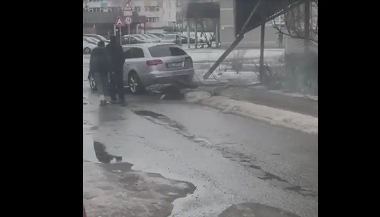 В Даугавпилсе пьяный водитель сбил козырек дома. ВИДЕО