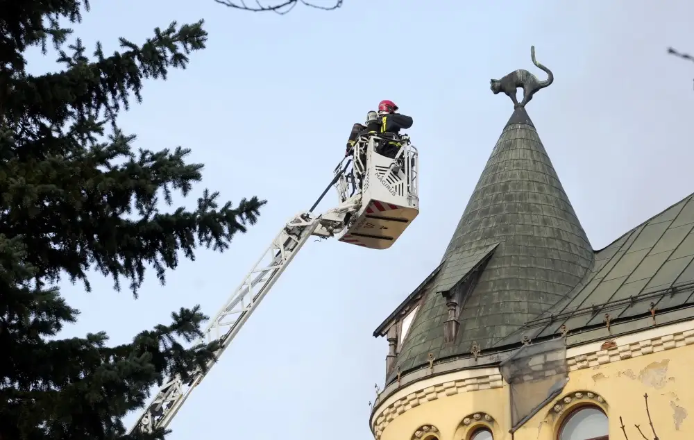 Ugunsgrēka seku dēļ Latviešu valodas aģentūras darbinieki nesniedz konsultācijas un netirgo grāmatas