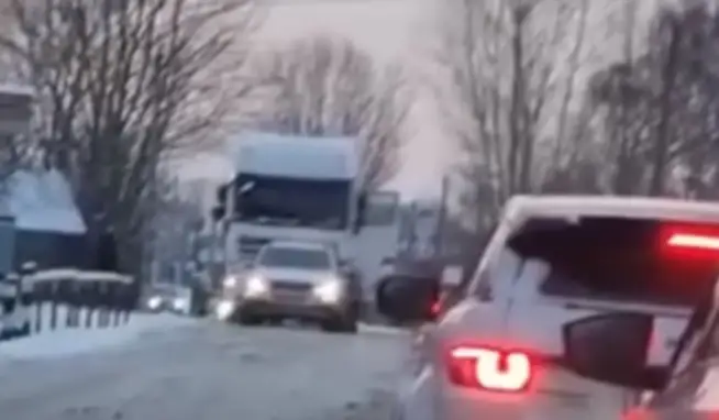 Водители вытолкнули тягач на переезде, когда приближался поезд (ВИДЕО)
