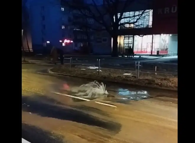 Образовался каток! В Иманте напротив «Крузы» прорвало трубу, вода бьет фонтаном (ВИДЕО)