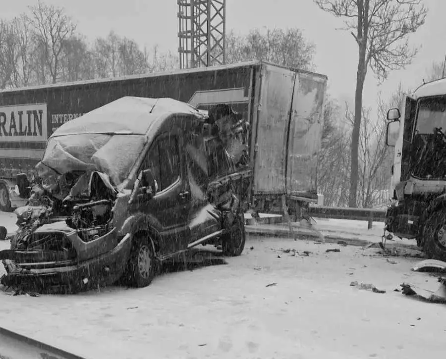 Во время сильного снегопада в Латвии зарегистрировано почти 200 ДТП