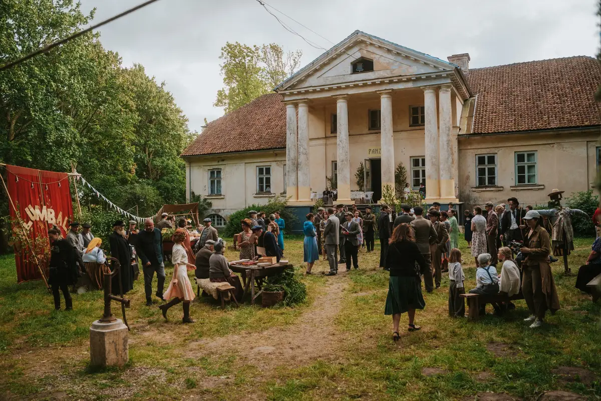 Kinoteātros visā Latvijā sāks demonstrēt daudzsēriju filmu «Pansija pilī»