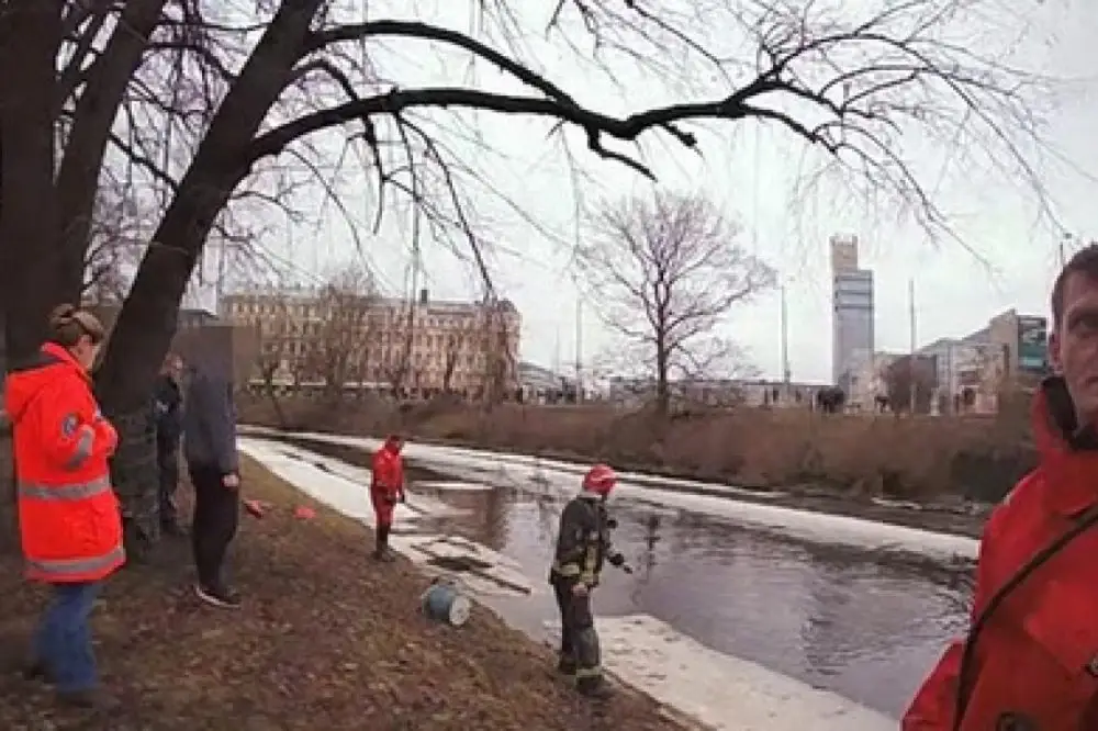 В воскресенье утром из городского канала в Риге спасли человека
