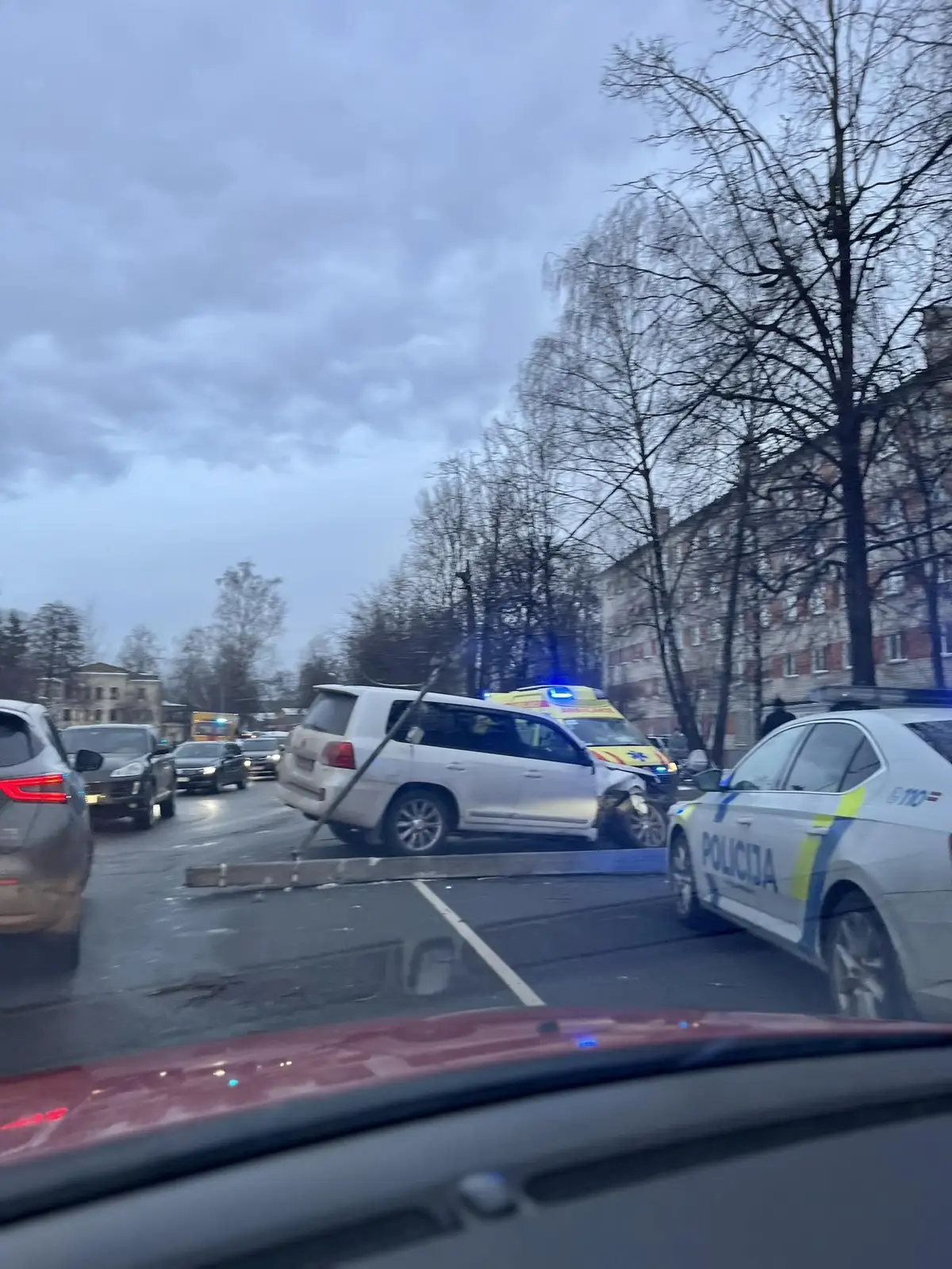 От удара рухнул столб! В тяжелой аварии в Риге пострадали несколько машин (ФОТО, ДОПОЛНЕНО)