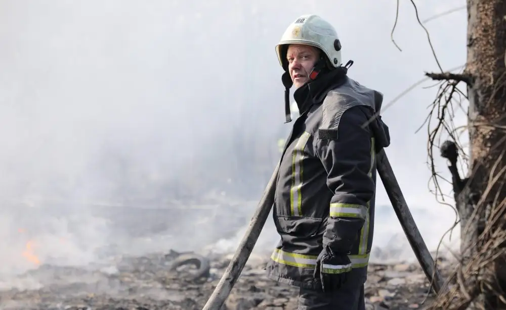 Pēc teju 12 stundu darba nodzēsts ugunsgrēks Rīgas ostas metāllūžņu noliktavā