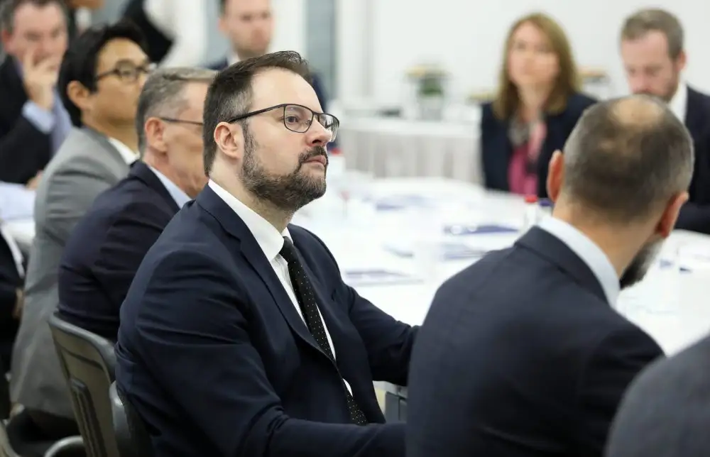 Parlaments noraida Briškena demisiju, opozīcijai kritizējot satiksmes ministra nespēju risināt problēmas