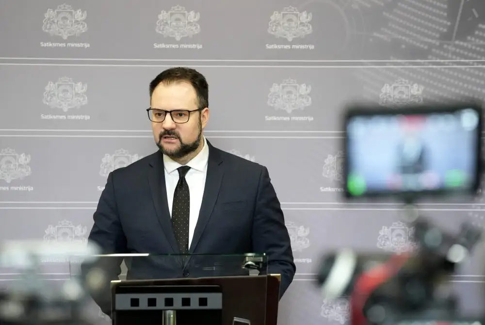 Saeima noraida demisijas pieprasījumu Briškenam