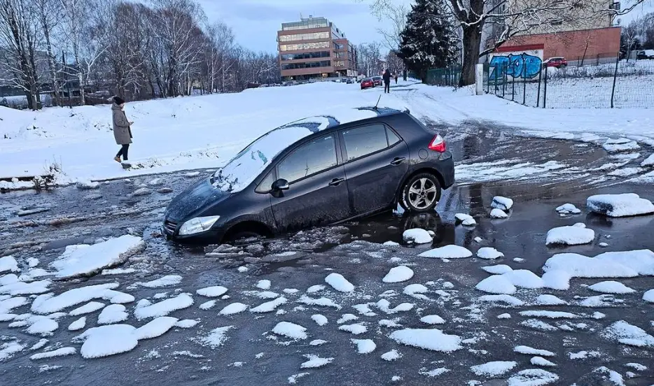 Такой улицы вообще нет: на дороге в Торнякалнсе в яме тонут автомобили