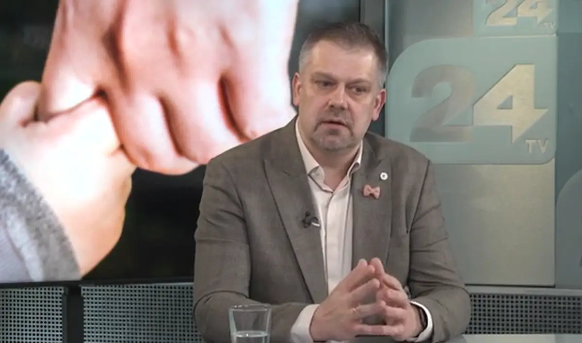 Deputāta Batņas alga Saeimā pērn sarukusi, politiķis piepelnās ar mūzikas stundām Ādažu vidusskolā