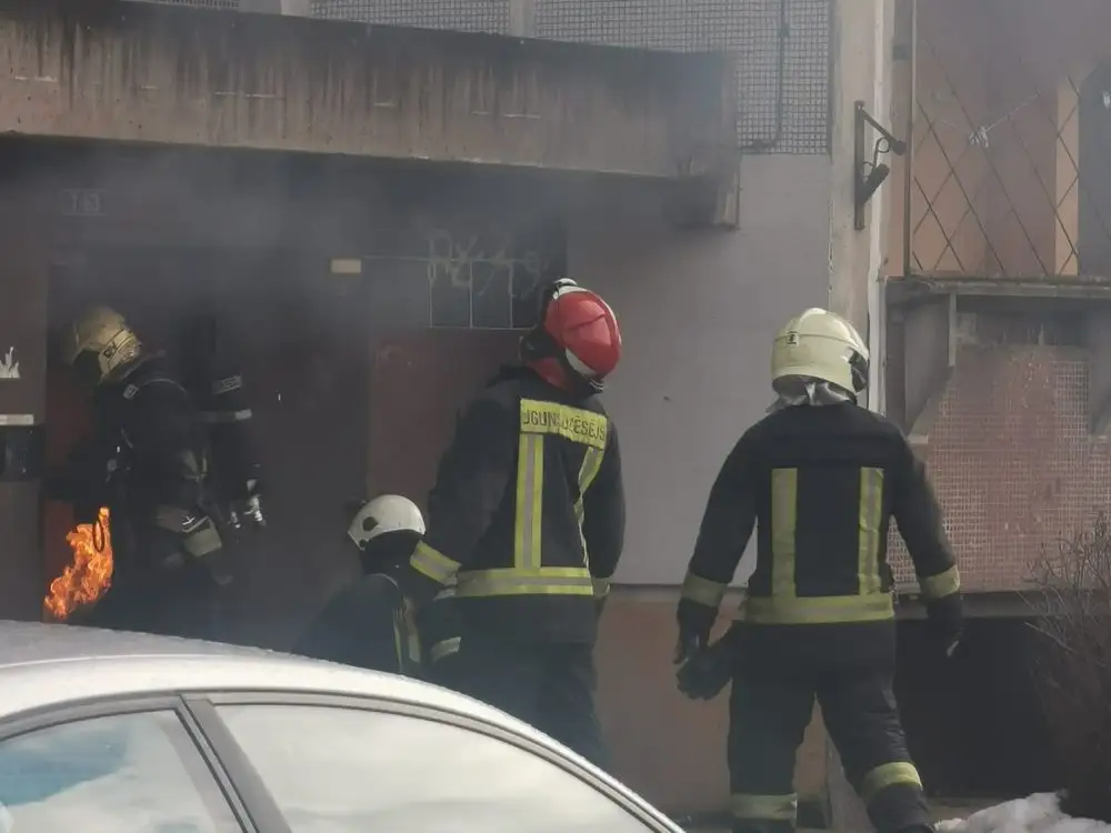 При пожаре в рижской многоэтажке погиб человек