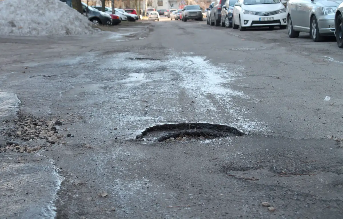 Rīgā aicina ziņot par satiksmei bīstamām bedrēm