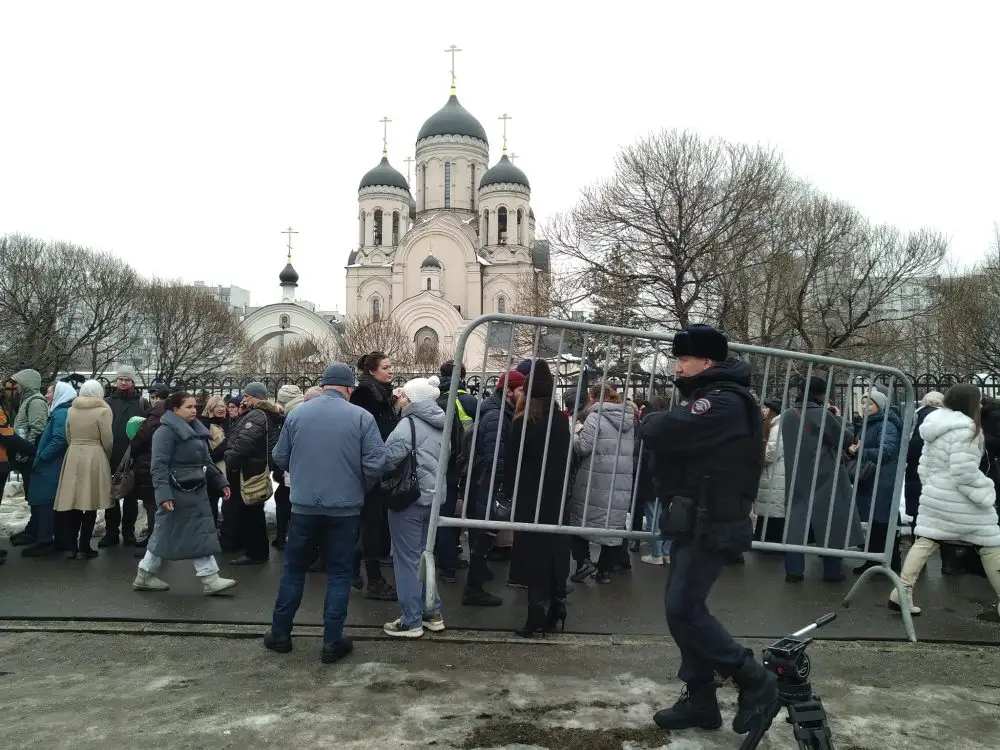 В Москве началось прощание с Навальным: люди выстраиваются в очереди