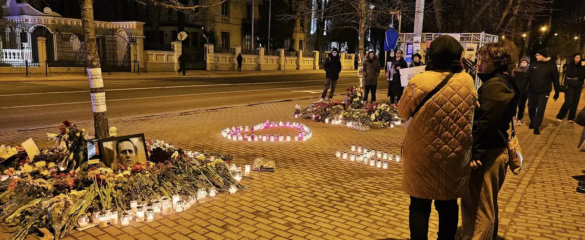Для латышей он оставался русским: Розенвалдс о слишком формальном прощании с Навальным в Риге