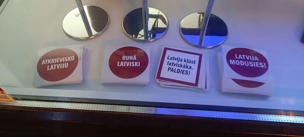 «Латвия становится более латышской. Спасибо!» Политическая партия напечатала наклейки дерусификаторов