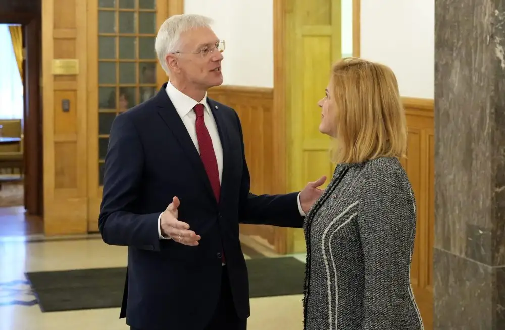 Siliņa: Par ZM elektroautomobiļu uzlādes staciju projektu jāuzdod jautājumi toreizējiem ministriem