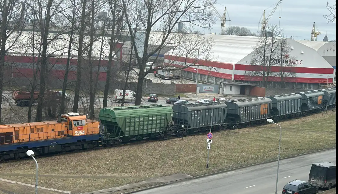 В Риге с рельсов сошел поезд: было временно перекрыто движение по Даугавгривас