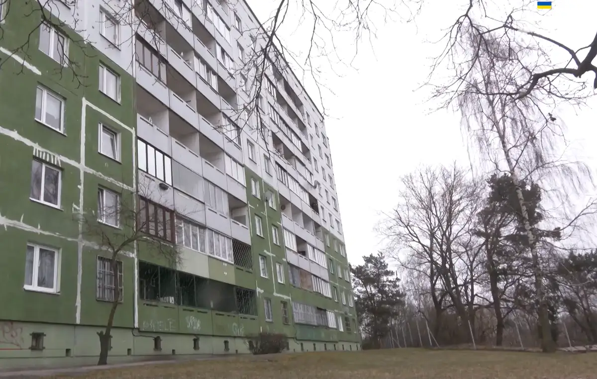 В Вецмилгрависе из окна выпал мужчина: местные жители выдвигают различные версии