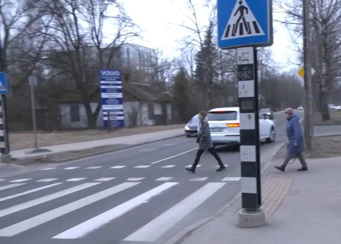 В темноте, под дождем и без светоотражателей: в Золитуде такси сбило ребенка и бабушку на пешеходном переходе