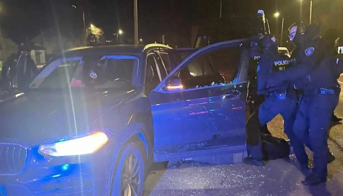 Группа наркоторговцев обезврежена в Риге. При задержании подозреваемый протаранил полицейскую машину (ВИДЕО)