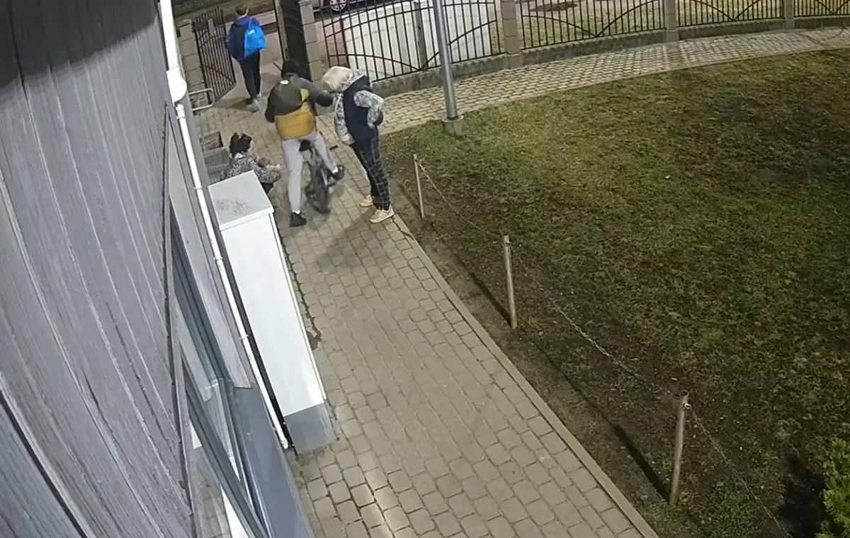 Справили нужду на школьной спортплощадке. Две женщины попались «на горячем» (ФОТО)