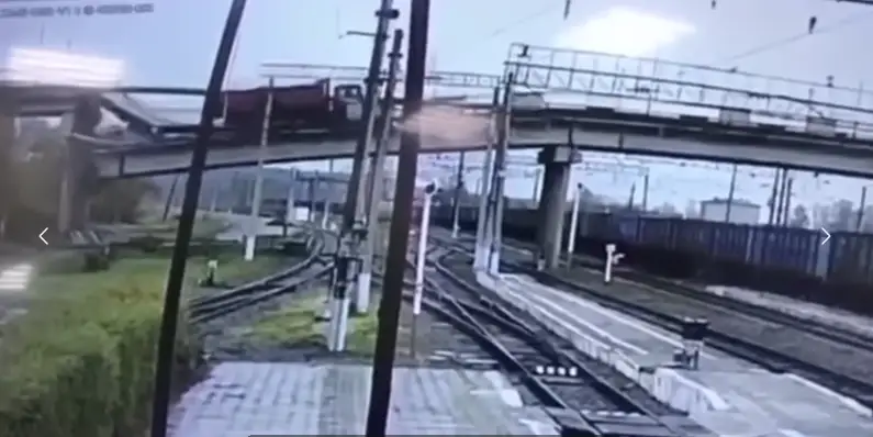 Под Смоленском рухнул важнейший мост. Прямо с машинами (ФОТО, ВИДЕО)