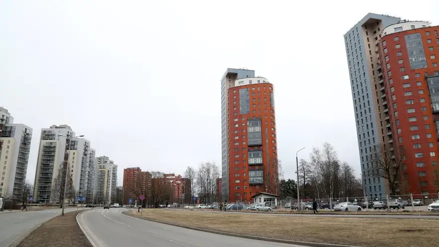 А ведь могло и убить: в Иманте с крыши здания слетела металлическая пластина
