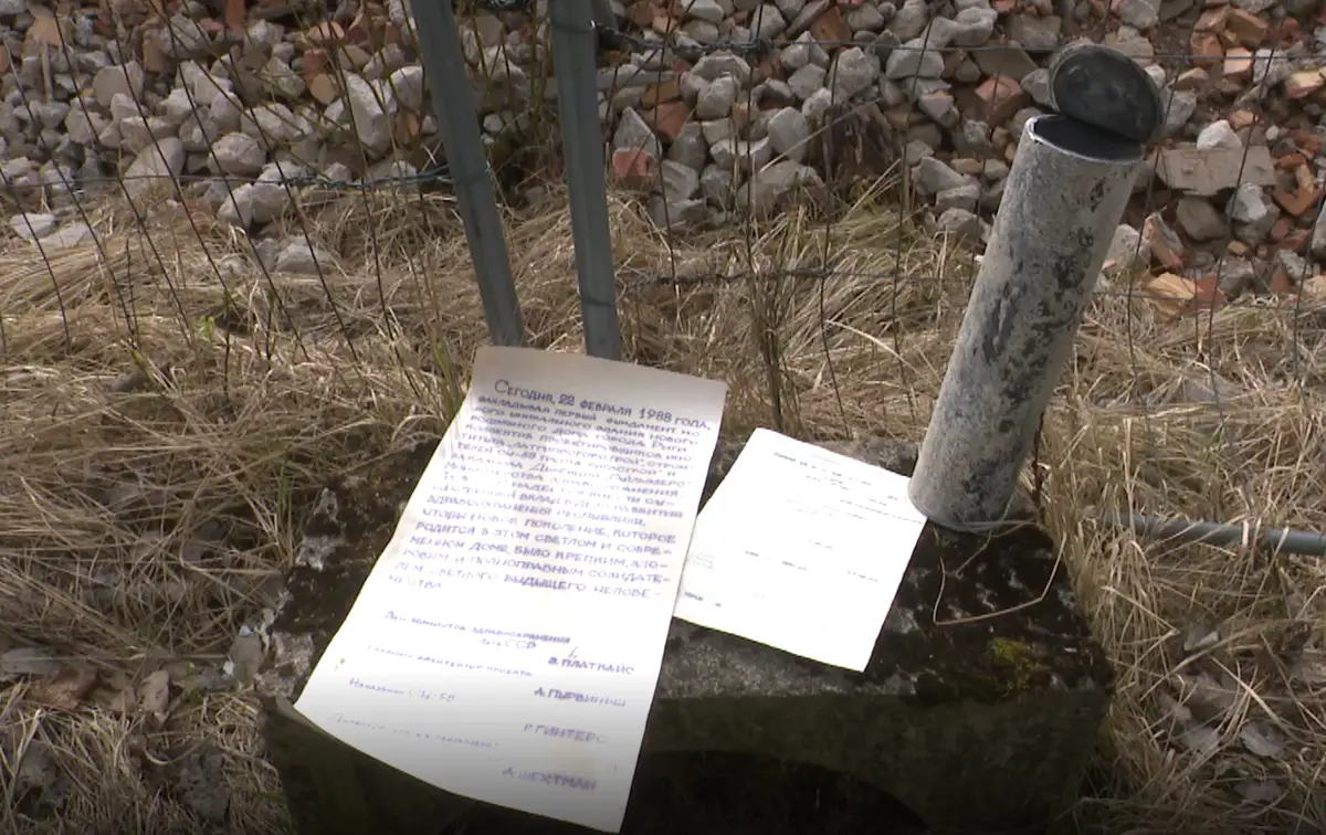 Они в нас верили: при сносе заброшенного роддома в Гайльэзерс нашли капсулу времени