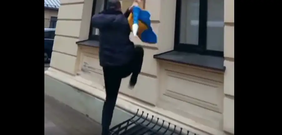Полиция поймала двоих мужчин, сорвавших флаг Украины со здания на улице Кр. Барона в Риге. ВИДЕО