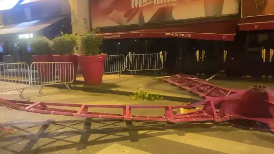 У мельницы «Мулен Руж» в Париже при пожаре обрушились крылья (ВИДЕО)