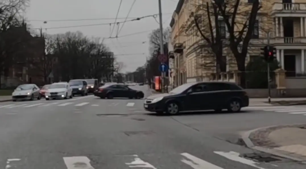 Опасный дрифт в центре Риги: водитель не справился с управлением и оказался на тротуаре (ВИДЕО)
