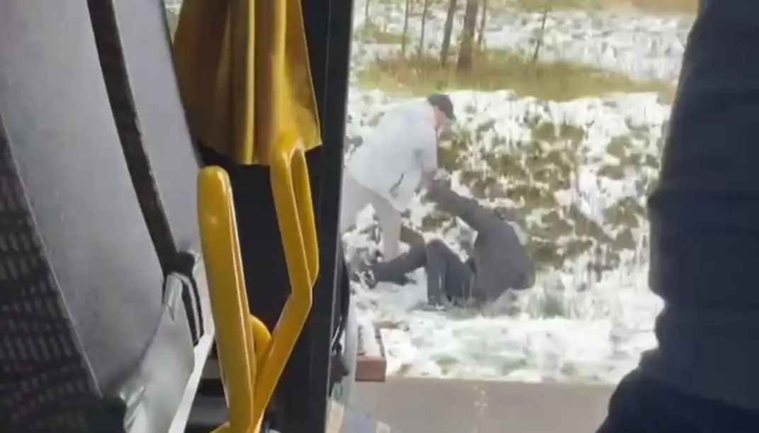 Драка в автобусе: водитель пытается высадить пьяного пассажира, но он сопротивляется (ВИДЕО)