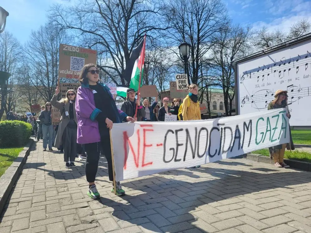 Gājienā palestīniešu atbalstam Rīgā pulcējušies apmēram 100 cilvēku