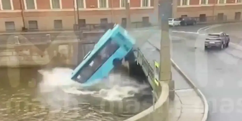 Sanktpēterburgā upē iegāzies pasažieru autobuss, vairāki bojāgājušie (VIDEO)