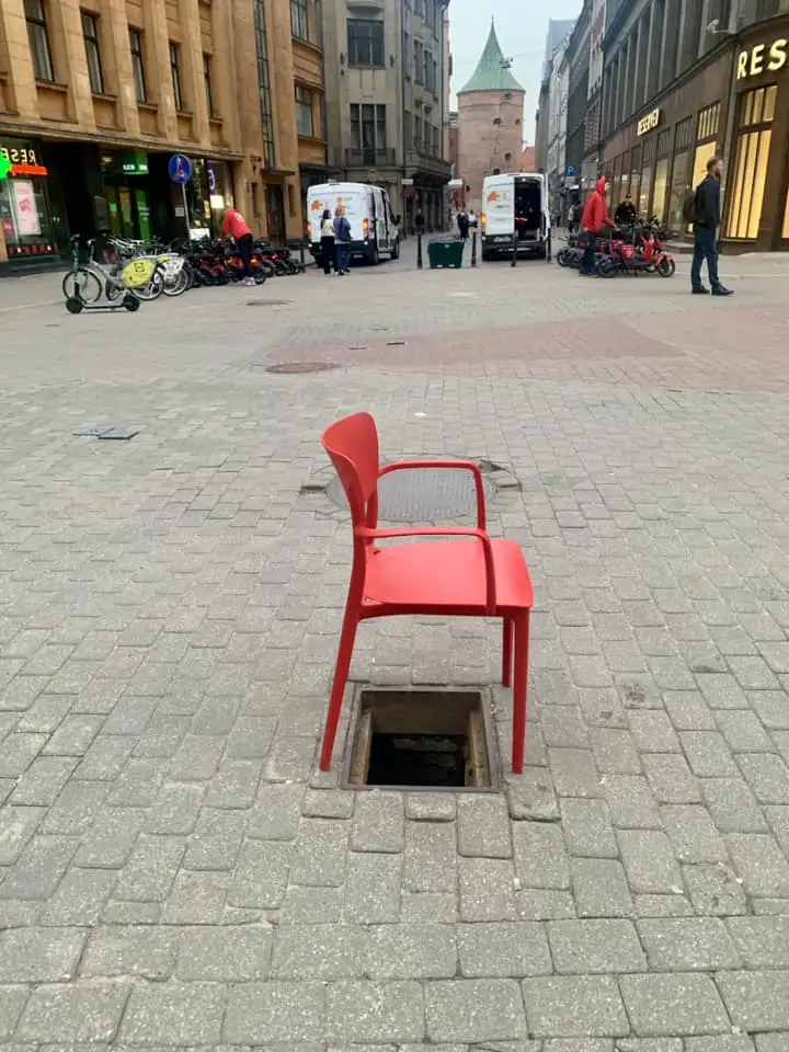 Не езда, а фигурное катание: как бороться с люками на дорогах?