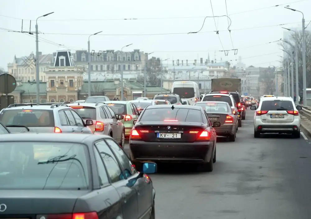 Это просто праздник какой-то! Рига встала в пробках: на выезде из города свыше 15 минут