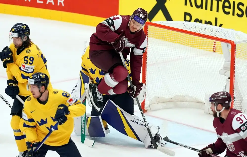 Latvijas hokejisti pārliecinoši zaudē Zviedrijai
