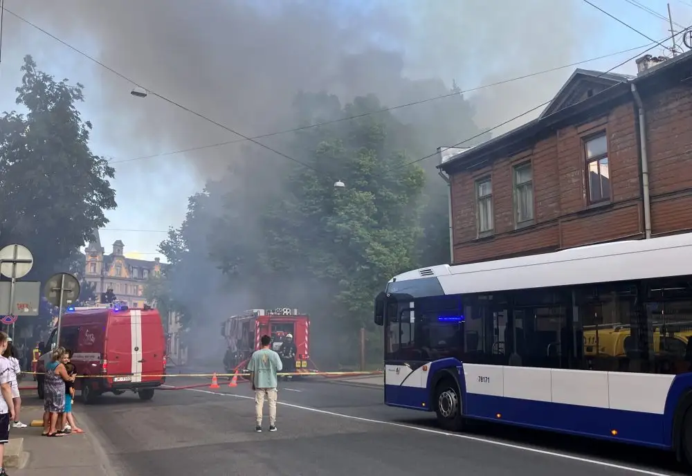 Pieļauj, ka nams Valmieras ielā dedzināts ļaunprātīgi