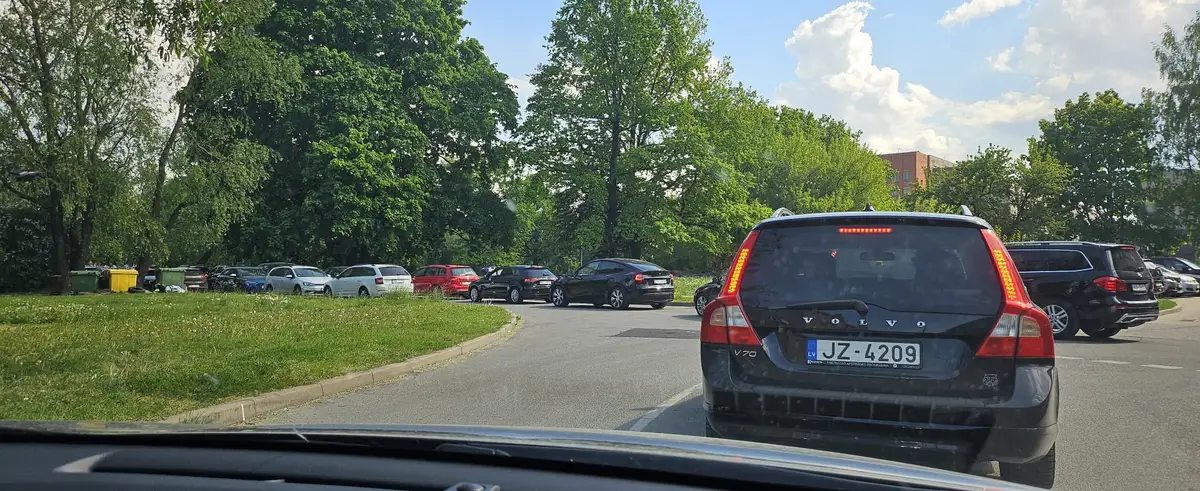 Семь временных светофоров и до часа в пробке: водителей предупреждают