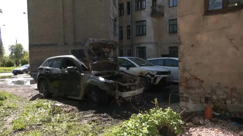 Ночное ЧП в Риге: загадочно загорелся украинский автомобиль