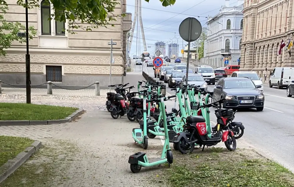 Рейд в центре города: полиция будет спрашивать возраст у водителей электроскутеров