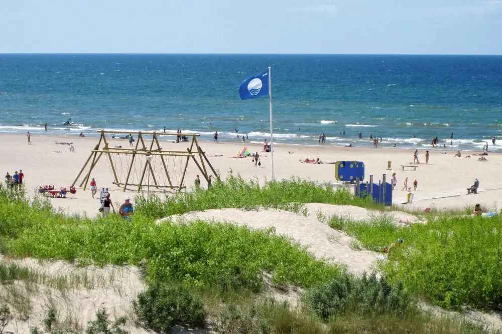 За два дня с побережья Вентспилса собрано 800 мешков с нефтепродуктами