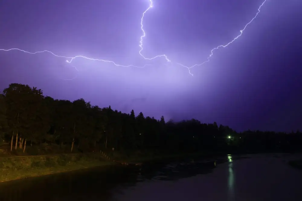Tuvākajās stundās Rīgā gaidāms pērkona negaiss