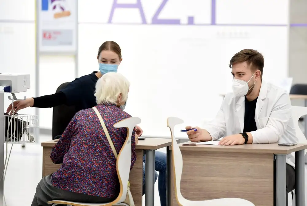 Jaunie ārsti saskaras ar vardarbību un spiedienu no pacientiem sazināties krievu valodā