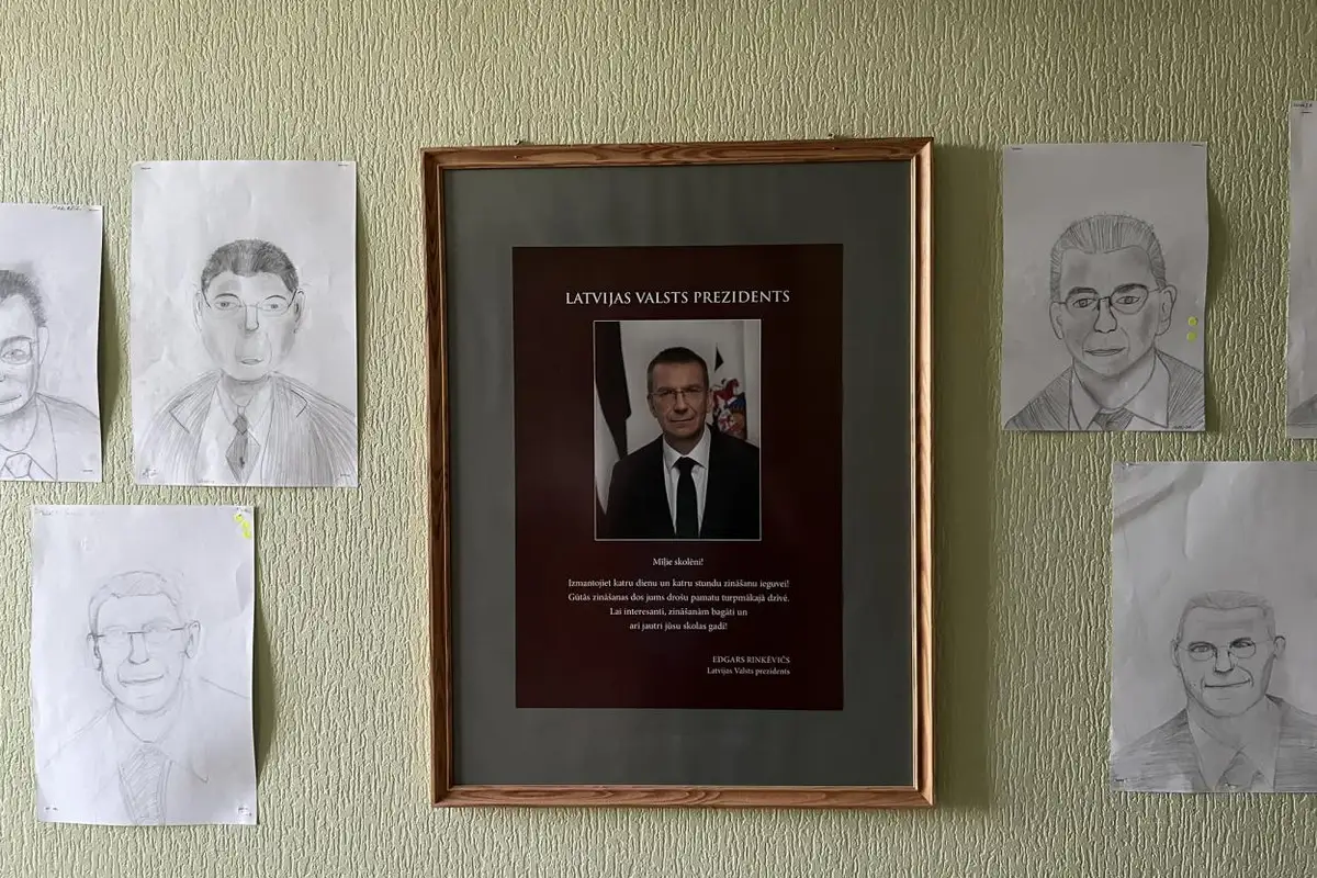 Хорошо, что он не видел: в Приекульской школе — выставка портретов Ринкевича (ФОТО)